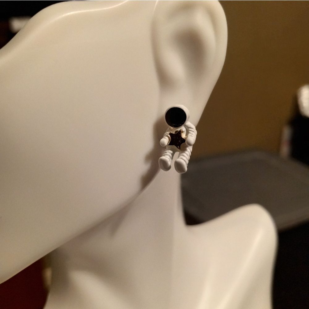 Cute Astronaut Stud Earrings - Picture 4 of 5
